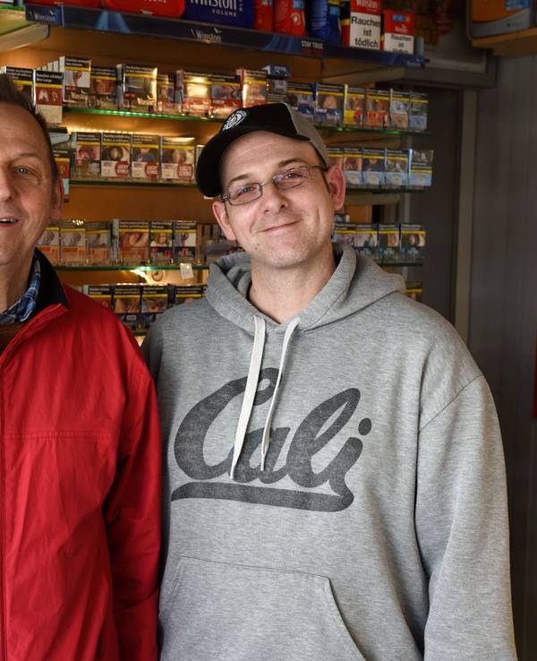 Günter und Philip Meurer
stehen in ihrem Büdchen.