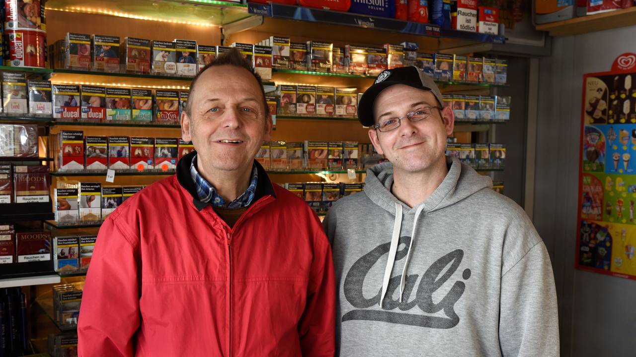 Günter und Philip Meurer
stehen in ihrem Büdchen.