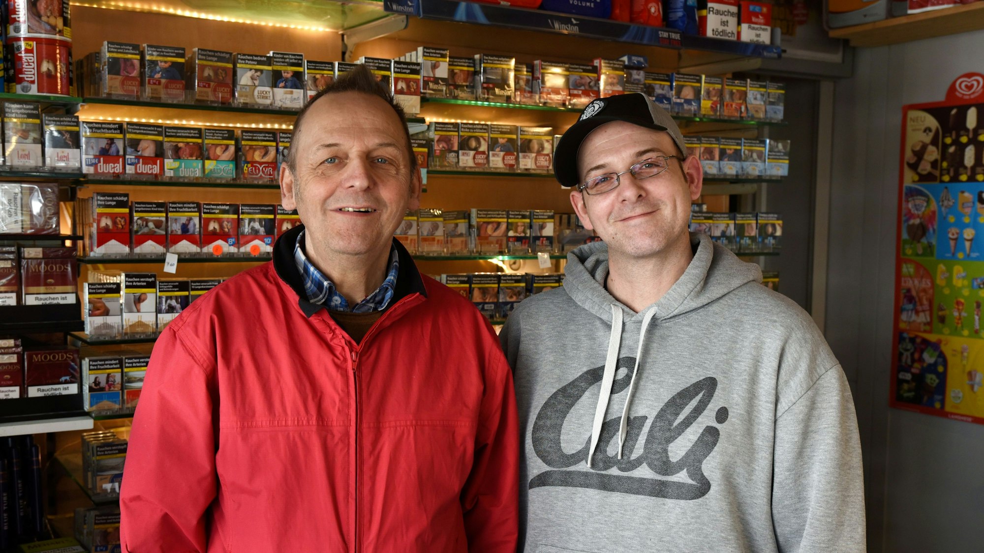 Günter und Philip Meurer
stehen in ihrem Büdchen.