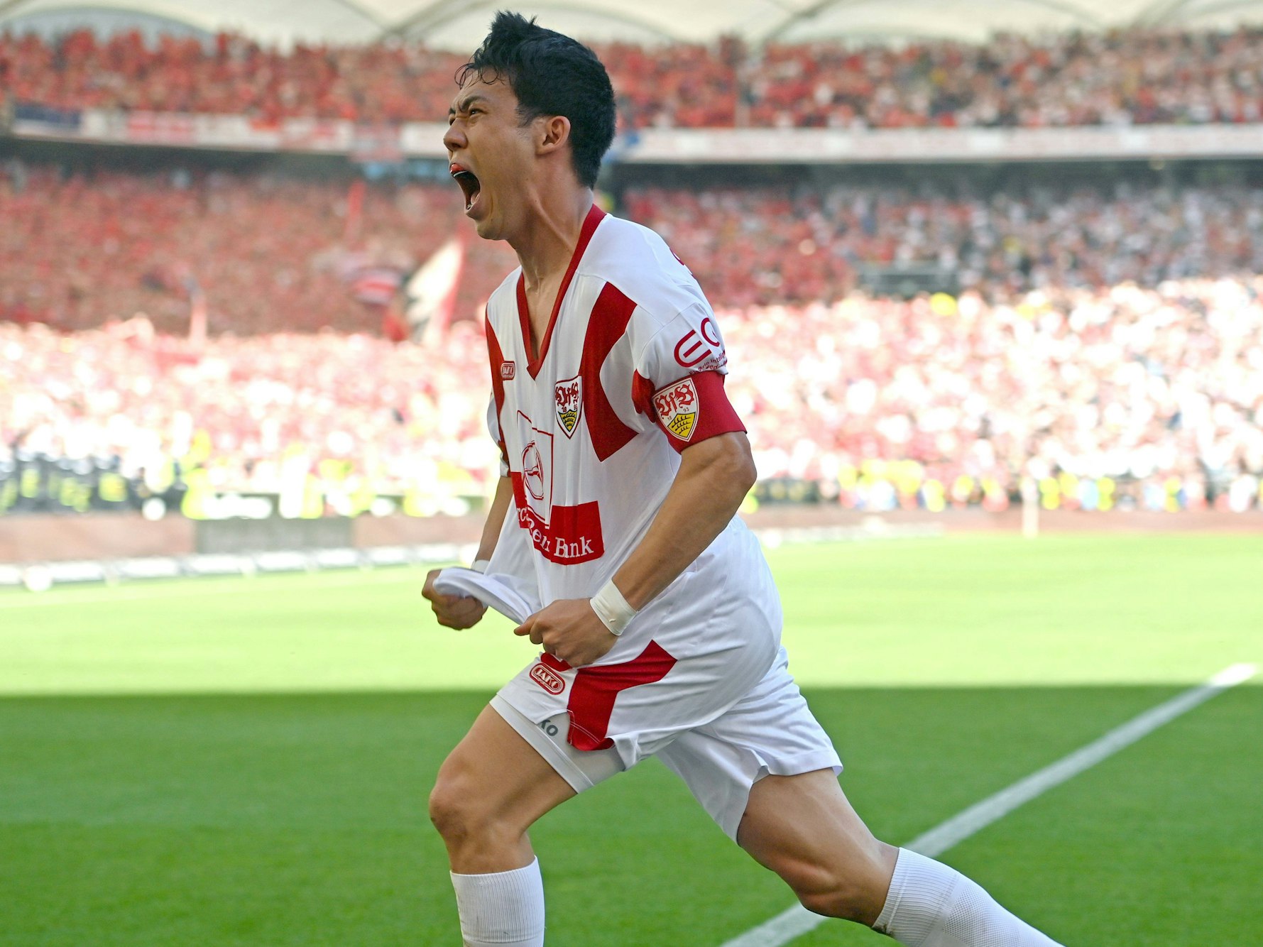 Stuttgarts Wataru Endo hat mit seinem 2:1-Siegtreffer dem VfB den Klassenerhalt gesichert.