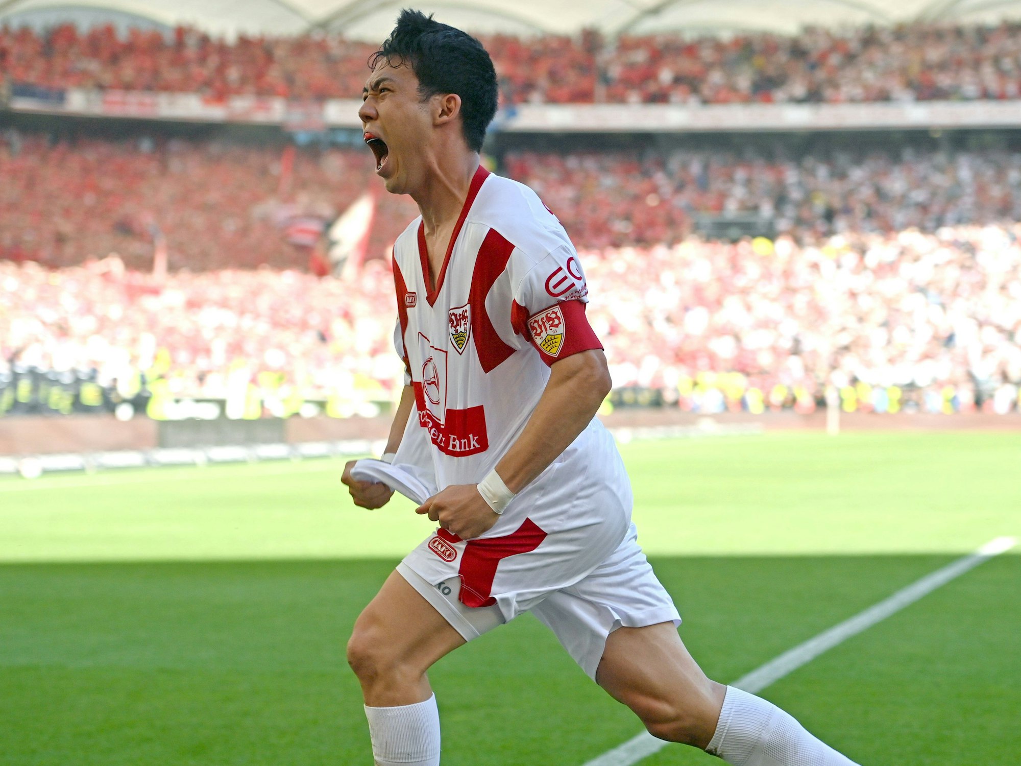 Stuttgarts Wataru Endo hat mit seinem 2:1-Siegtreffer dem VfB den Klassenerhalt gesichert.