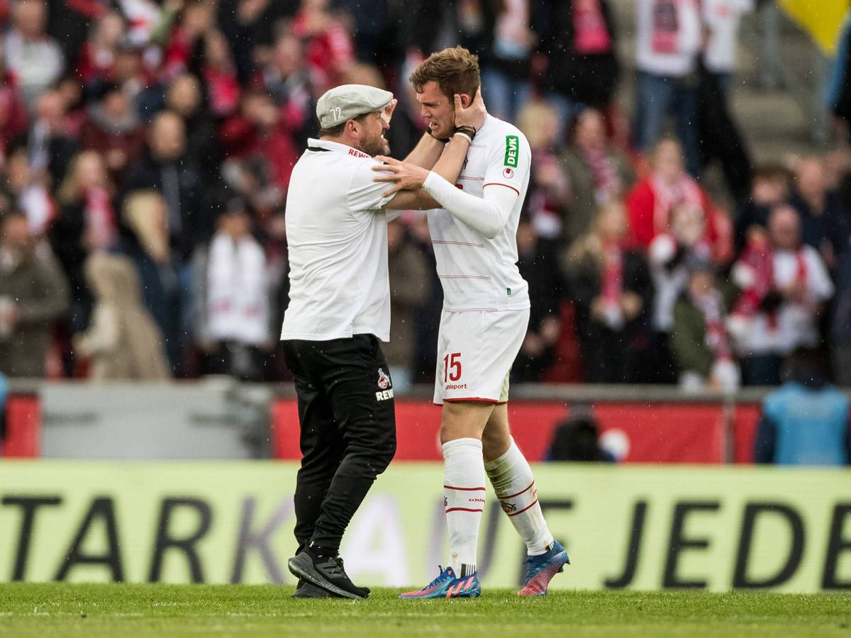 Steffen Baumgart umarmt Luca Kilian nach dessen 3:2-Siegtor gegen den FSV Mainz 05 am 9. April 2022