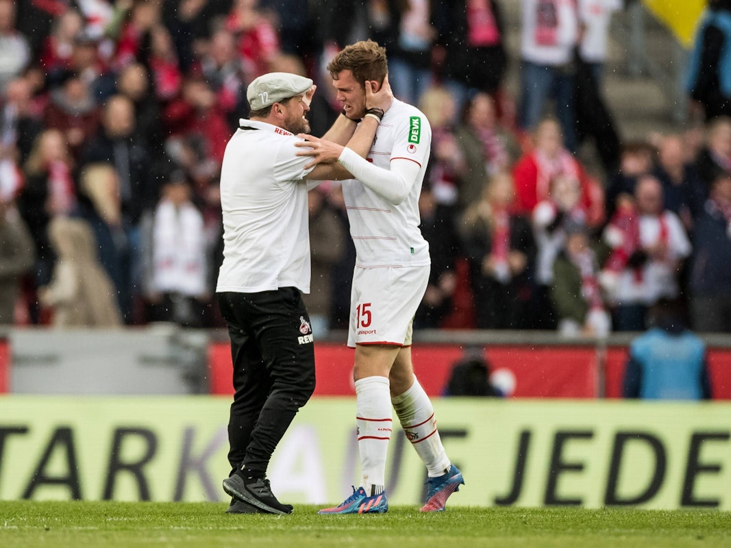 Steffen Baumgart umarmt Luca Kilian nach dessen 3:2-Siegtor gegen den FSV Mainz 05 am 9. April 2022