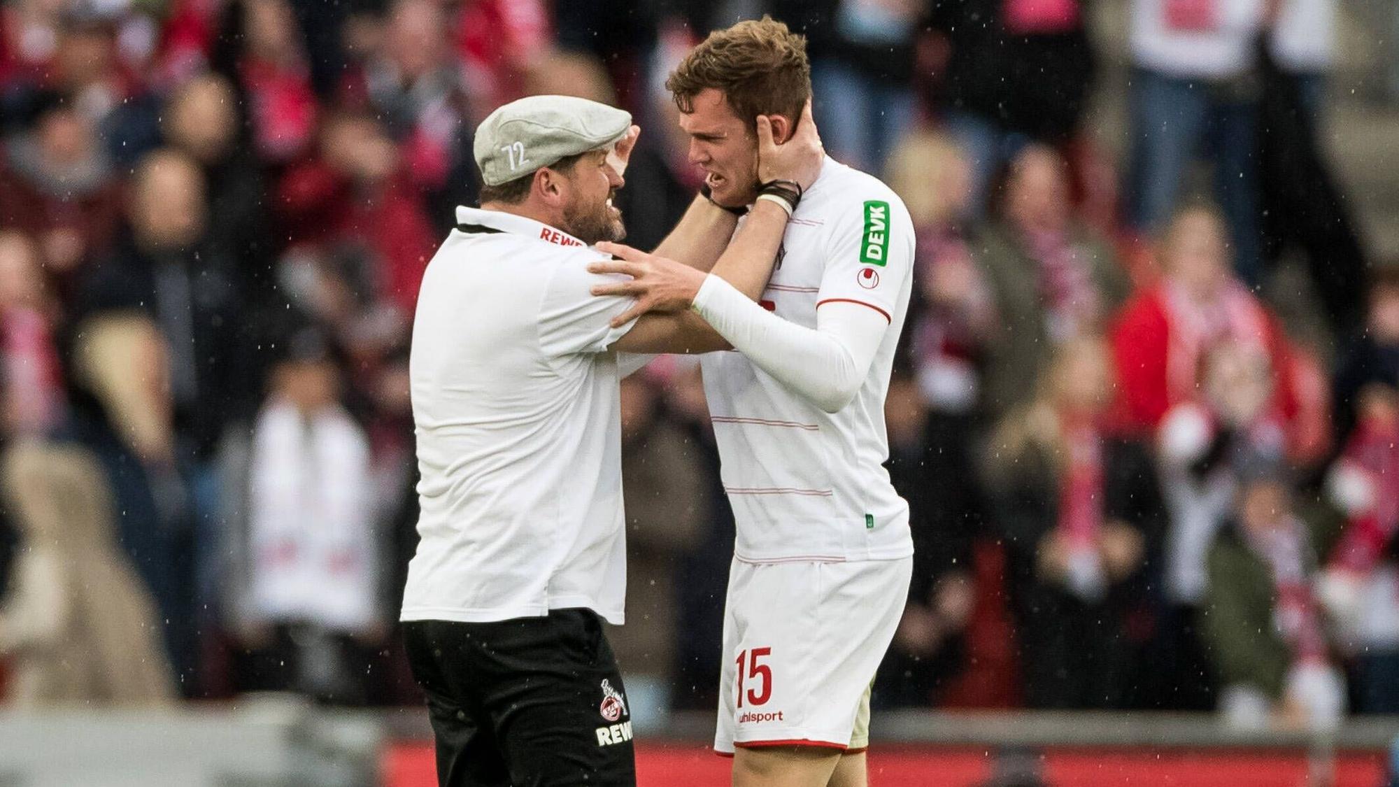 Steffen Baumgart umarmt Luca Kilian nach dessen 3:2-Siegtor gegen den FSV Mainz 05 am 9. April 2022