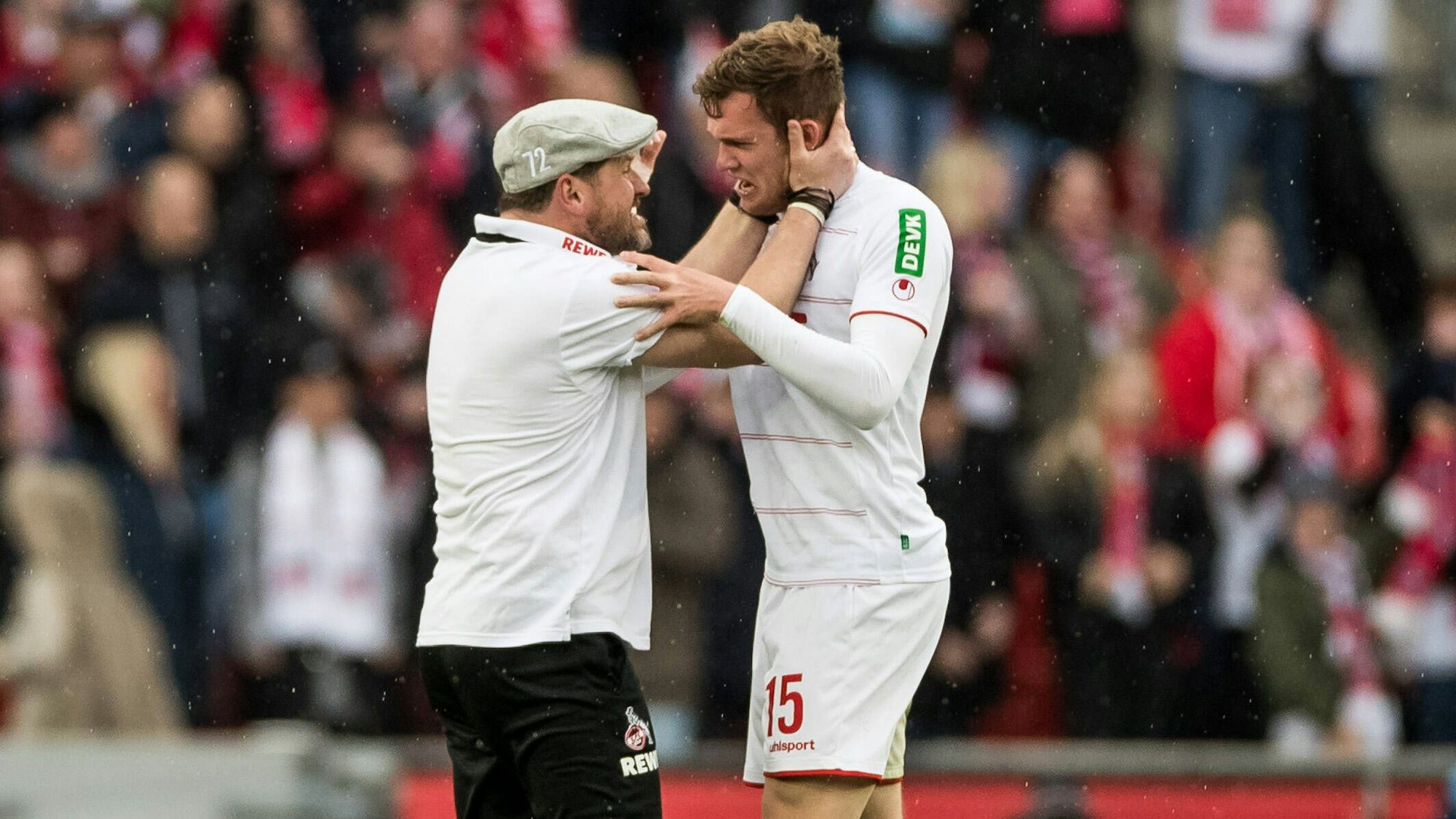 Steffen Baumgart umarmt Luca Kilian nach dessen 3:2-Siegtor gegen den FSV Mainz 05 am 9. April 2022