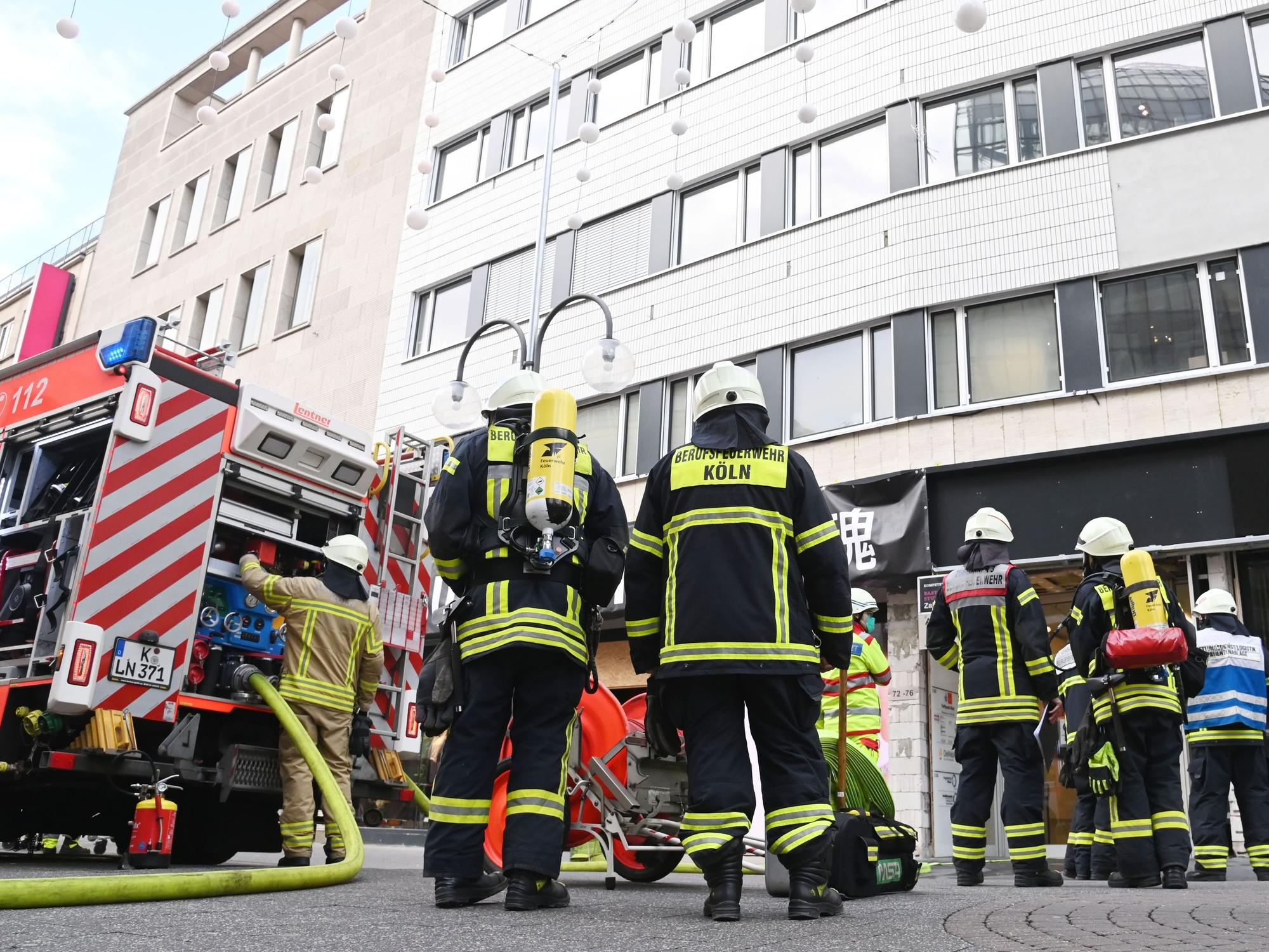 Großeinsatz der Feuerwehr auf der Schildergasse 72-76 in Köln.