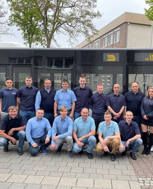 Die ukrainischen Auszubildenden mitsamt der Ausbilder vor einem Bus der Vias Bus GmbH