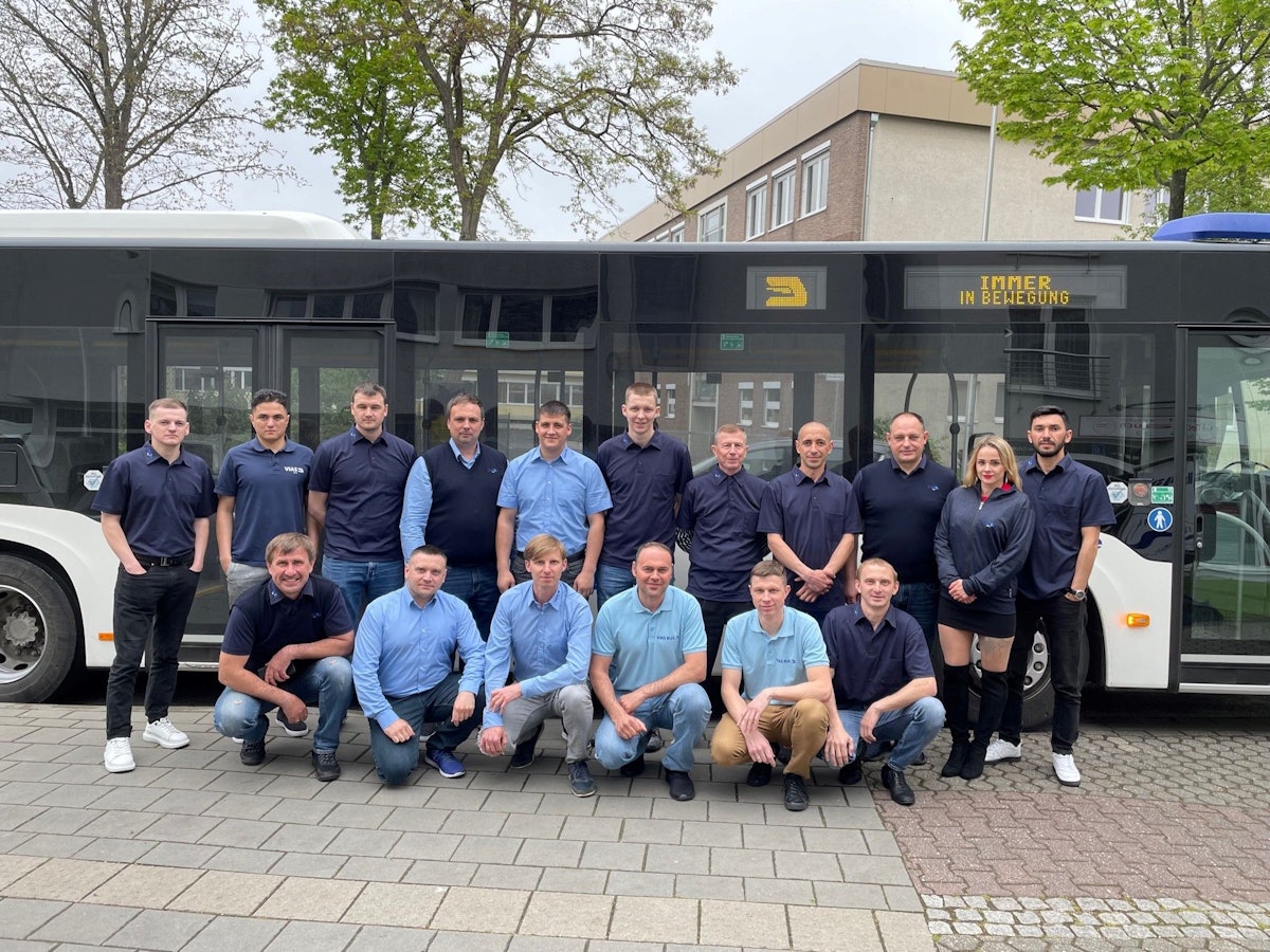 Die ukrainischen Auszubildenden mitsamt der Ausbilder vor einem Bus der Vias Bus GmbH
