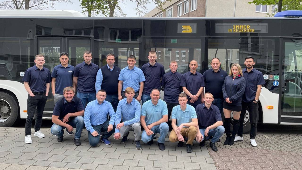 Die ukrainischen Auszubildenden mitsamt der Ausbilder vor einem Bus der Vias Bus GmbH