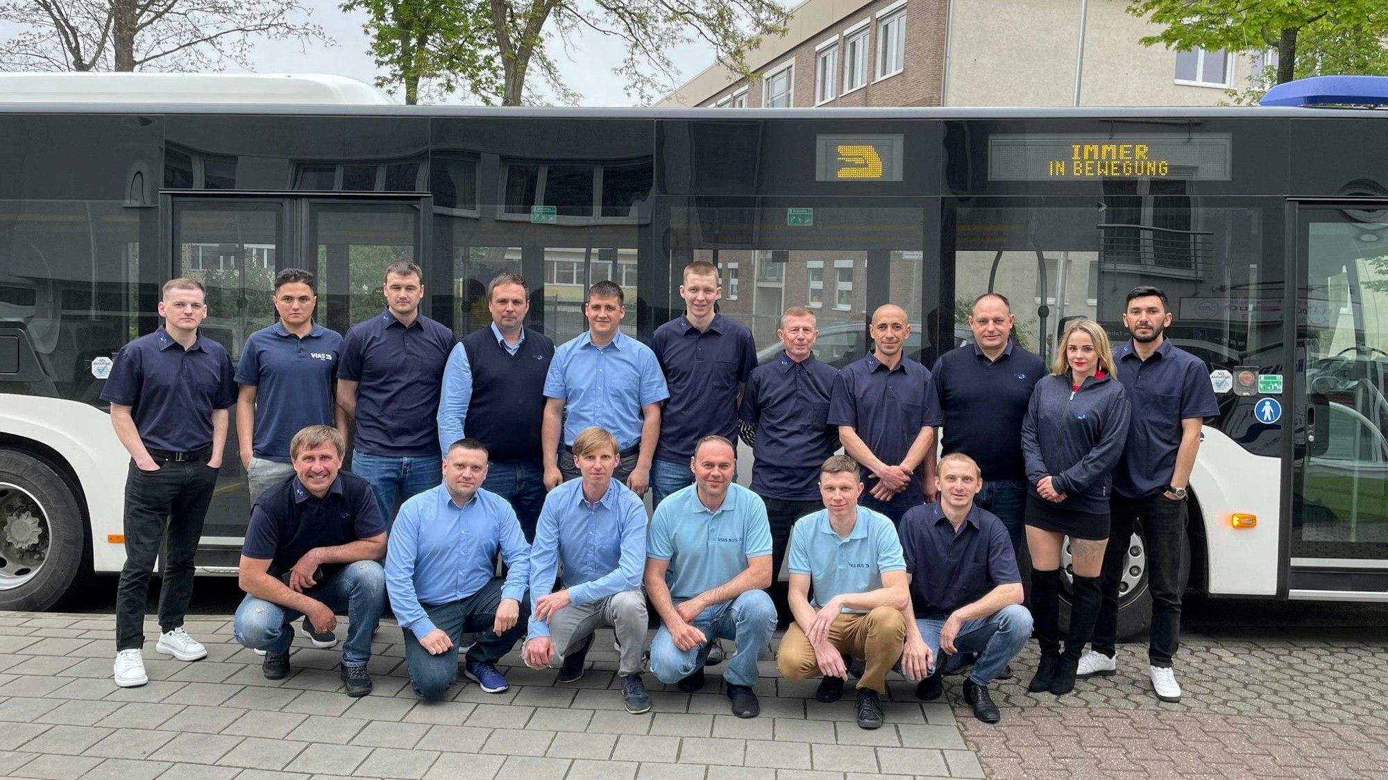 Die ukrainischen Auszubildenden mitsamt der Ausbilder vor einem Bus der Vias Bus GmbH