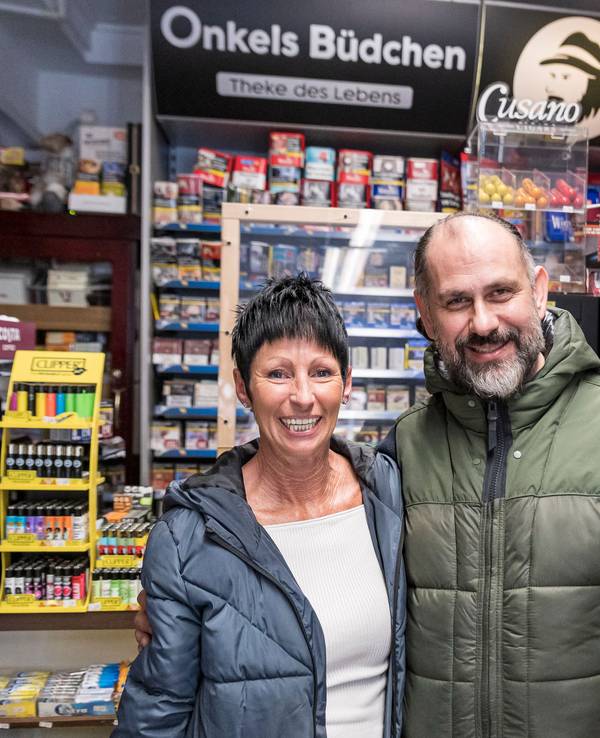 Besitzer Halit Sahin (rechts) und Mitarbeiterin Ursula Brittner (links) in ihrem Laden.