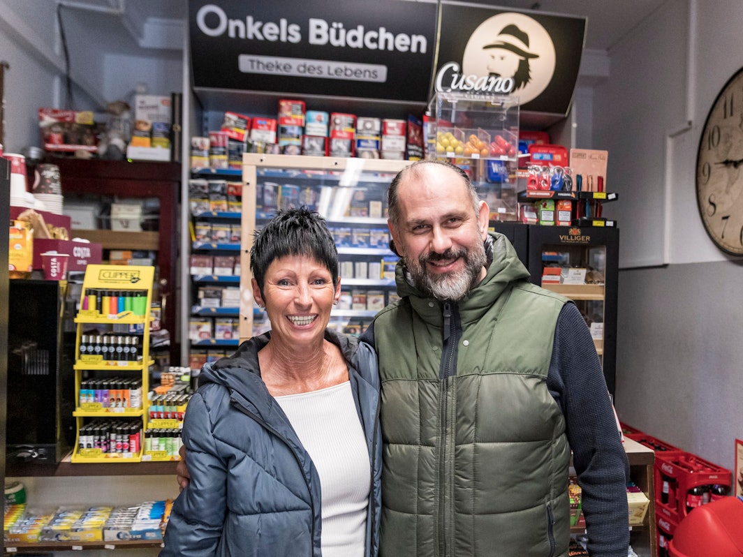 Besitzer Halit Sahin (rechts) und Mitarbeiterin Ursula Brittner (links) in ihrem Laden.