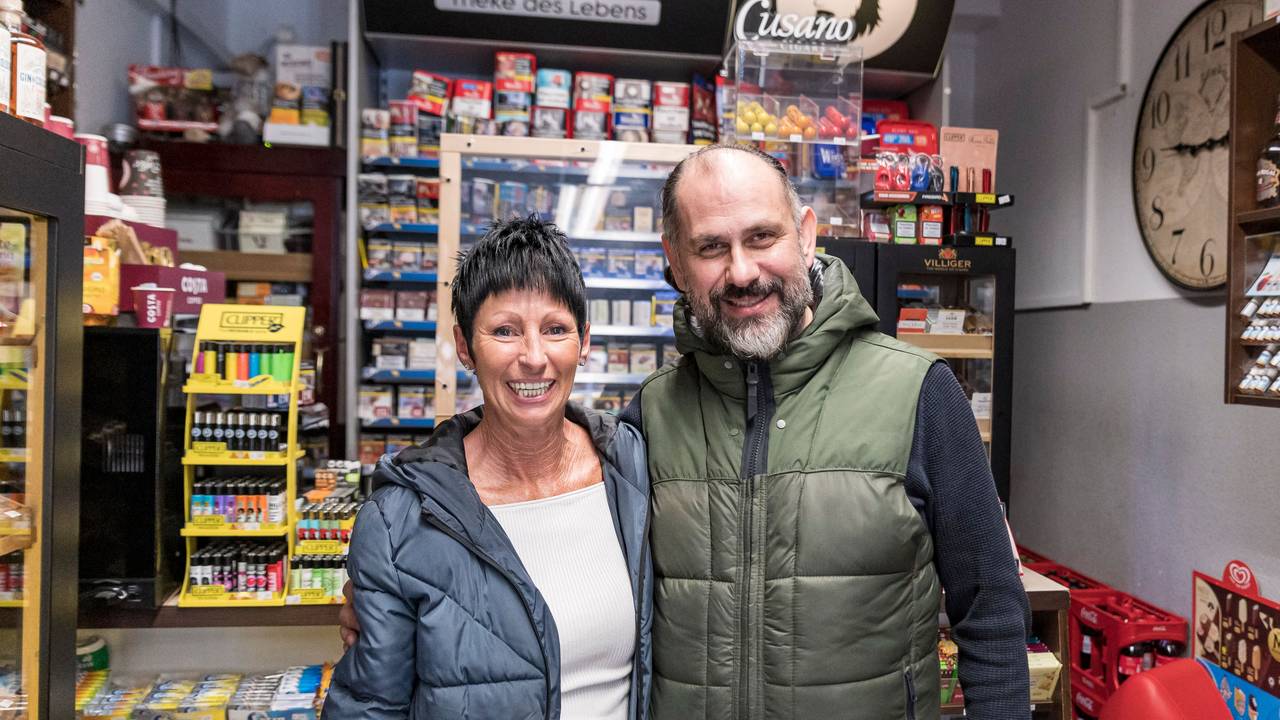 Besitzer Halit Sahin (rechts) und Mitarbeiterin Ursula Brittner (links) in ihrem Laden.