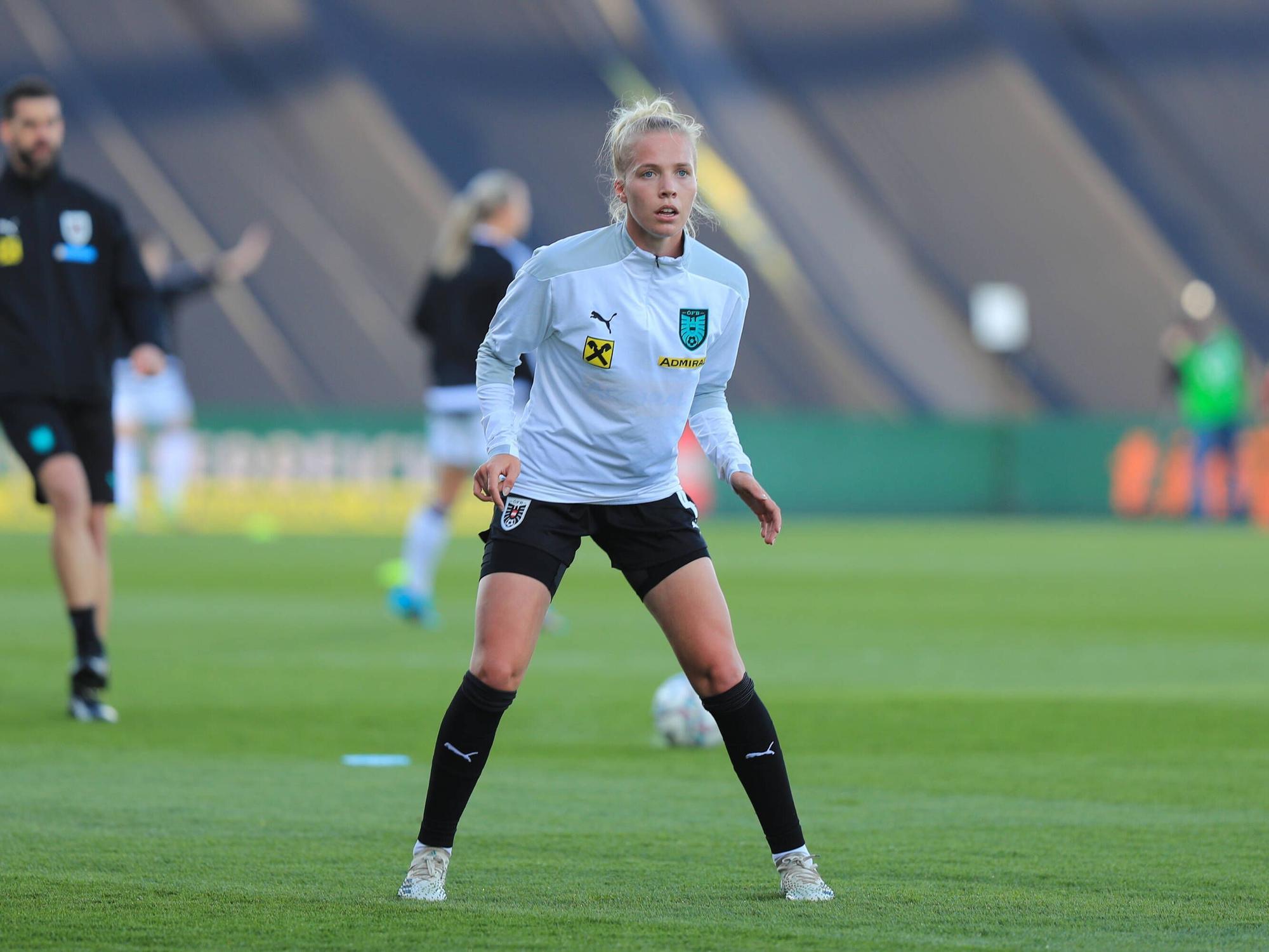 Celina Degen during warm ups for the FIFA WWC 2023 qualifying match Austria v Latvia in Wiener Neustadt Austria Tom Seiss/ SPP Austria v Latvia - FIFA WWC 2023 qualifying - Wiener Neustadt PUBLICATIONxNOTxINxBRA