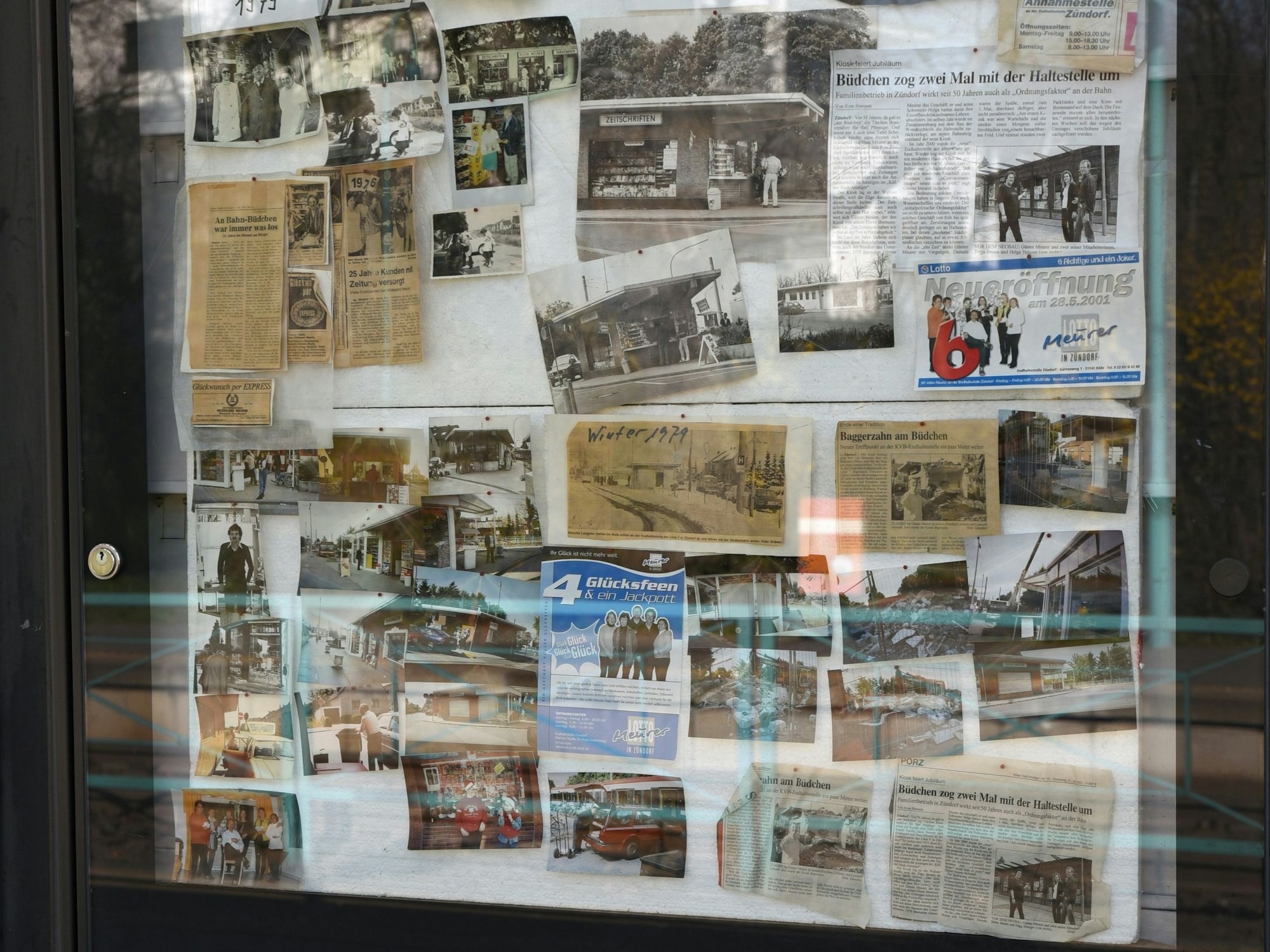 Vor dem Büdchen hängen Fotos aus der Vergangenheit.