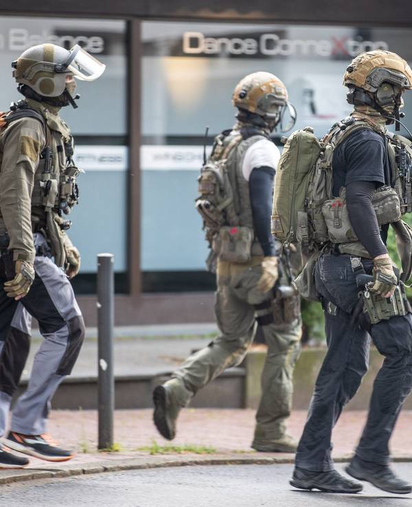 Drei Beamte eines Spezialeinsatzkommandos gehen in der Nähe ihres Einsatz im Zusammenhang mit dem vereitelten mutmaßlichen Terroranschlag in einem Essener Gymnasium, bei dem eine Person kurzzeitig festgenommen worden ist.