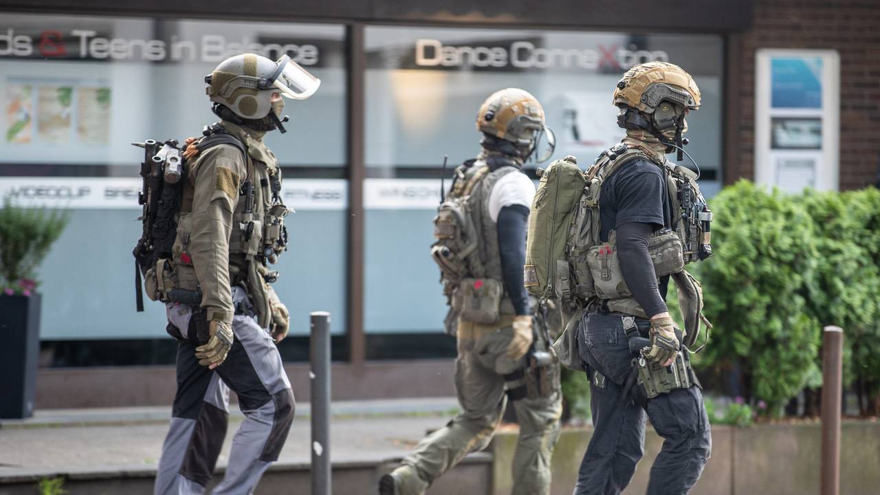 Drei Beamte eines Spezialeinsatzkommandos gehen in der Nähe ihres Einsatz im Zusammenhang mit dem vereitelten mutmaßlichen Terroranschlag in einem Essener Gymnasium, bei dem eine Person kurzzeitig festgenommen worden ist.