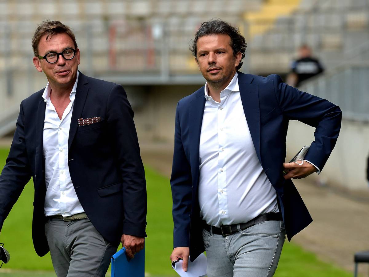 Markus Rejek (l.) gemeinsam mit Bielefeld Sportdirektor Samir Arabi, hier am 28. Juni 2021.