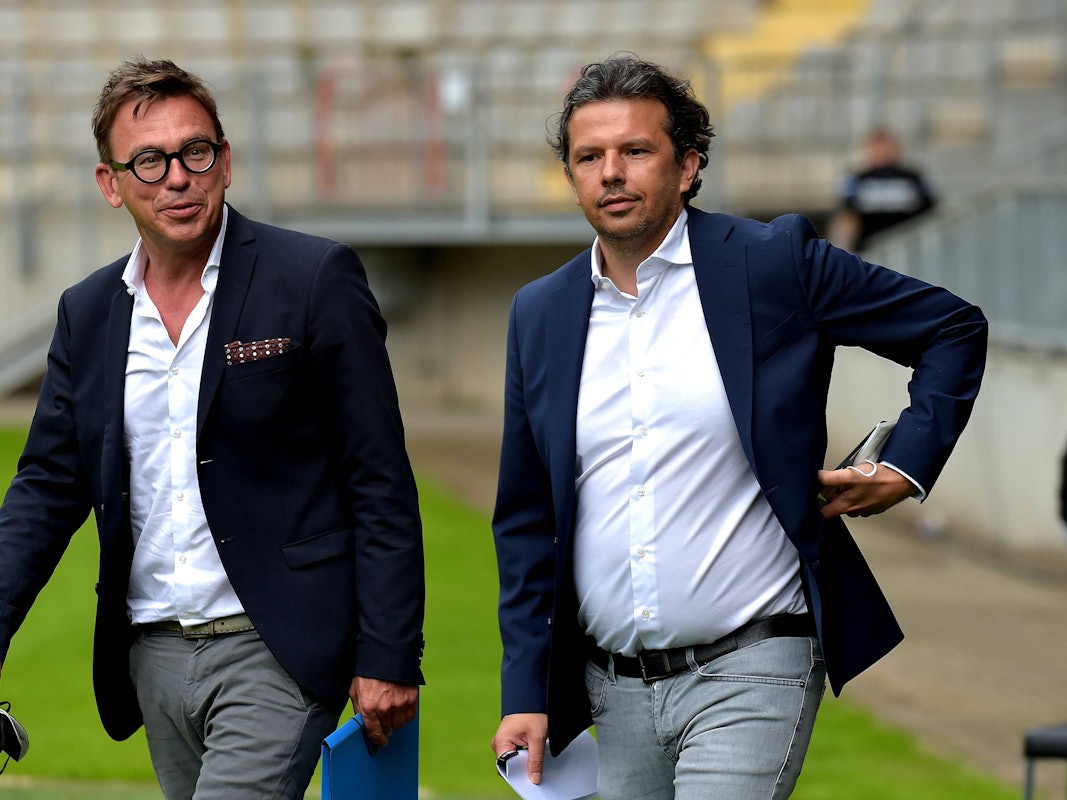 Markus Rejek (l.) gemeinsam mit Bielefeld Sportdirektor Samir Arabi, hier am 28. Juni 2021.