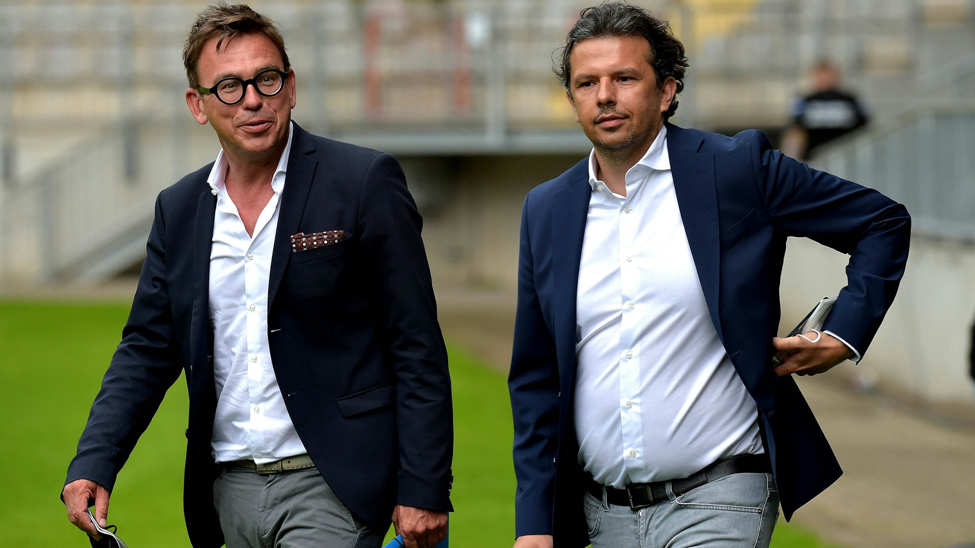 Markus Rejek (l.) gemeinsam mit Bielefeld Sportdirektor Samir Arabi, hier am 28. Juni 2021.