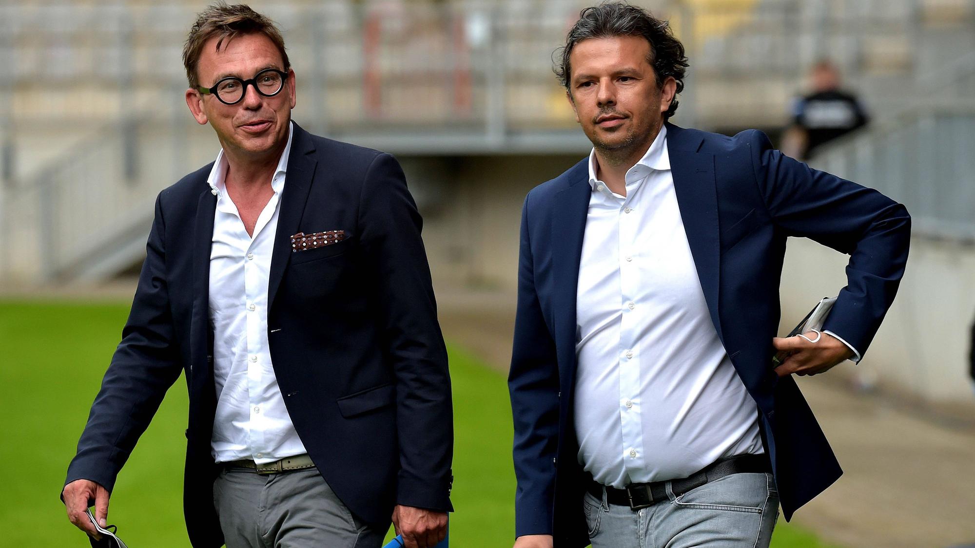 Markus Rejek (l.) gemeinsam mit Bielefeld Sportdirektor Samir Arabi, hier am 28. Juni 2021.