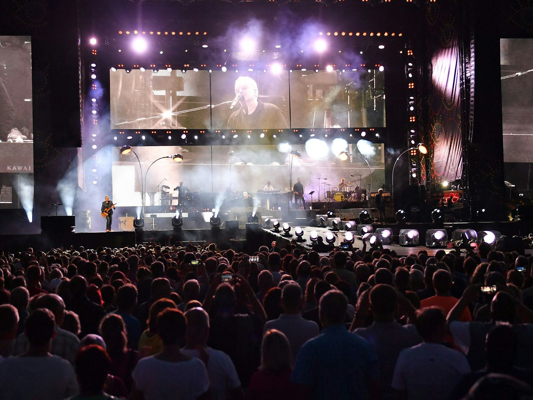 Sänger Herbert Grönemeyer steht auf der Bühne im Steigerwaldstadion.