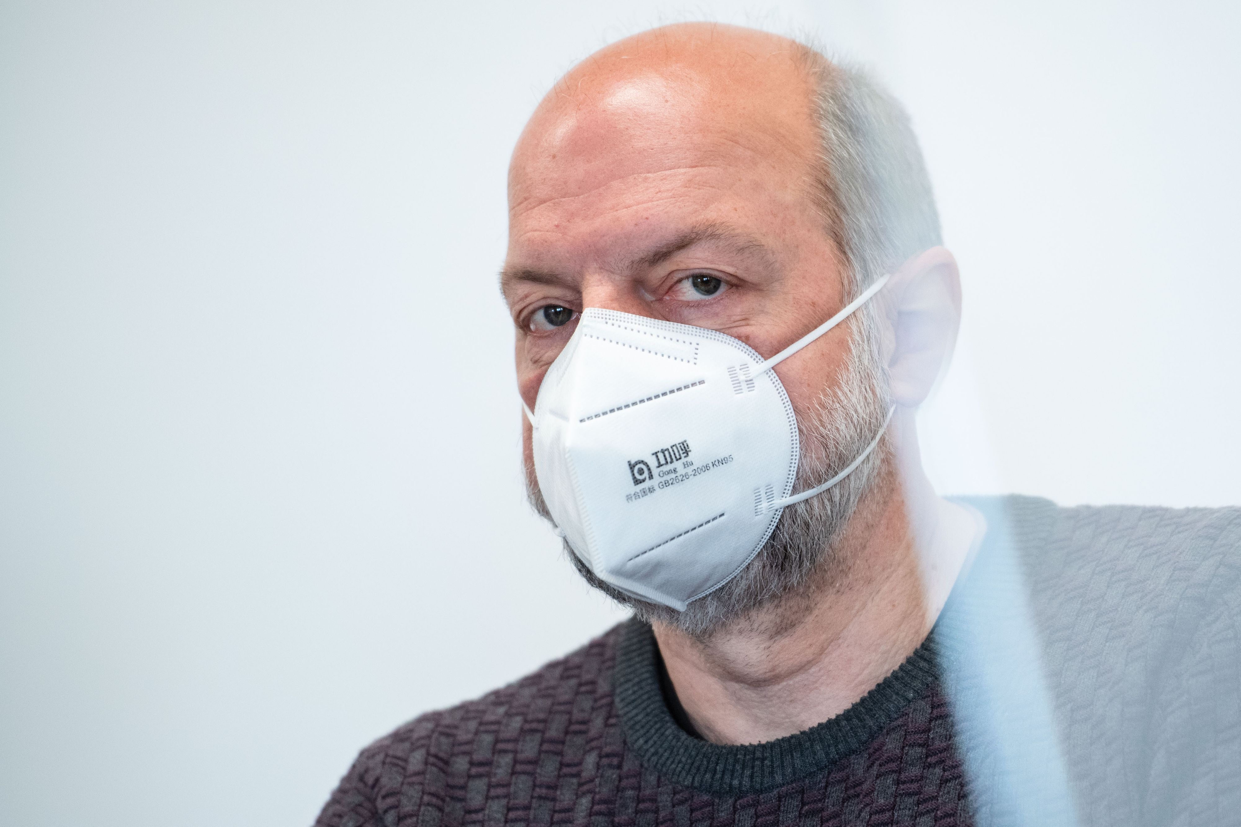 Der Angeklagte Thomas Drach sitzt im Landgericht auf der Anklagebank.
