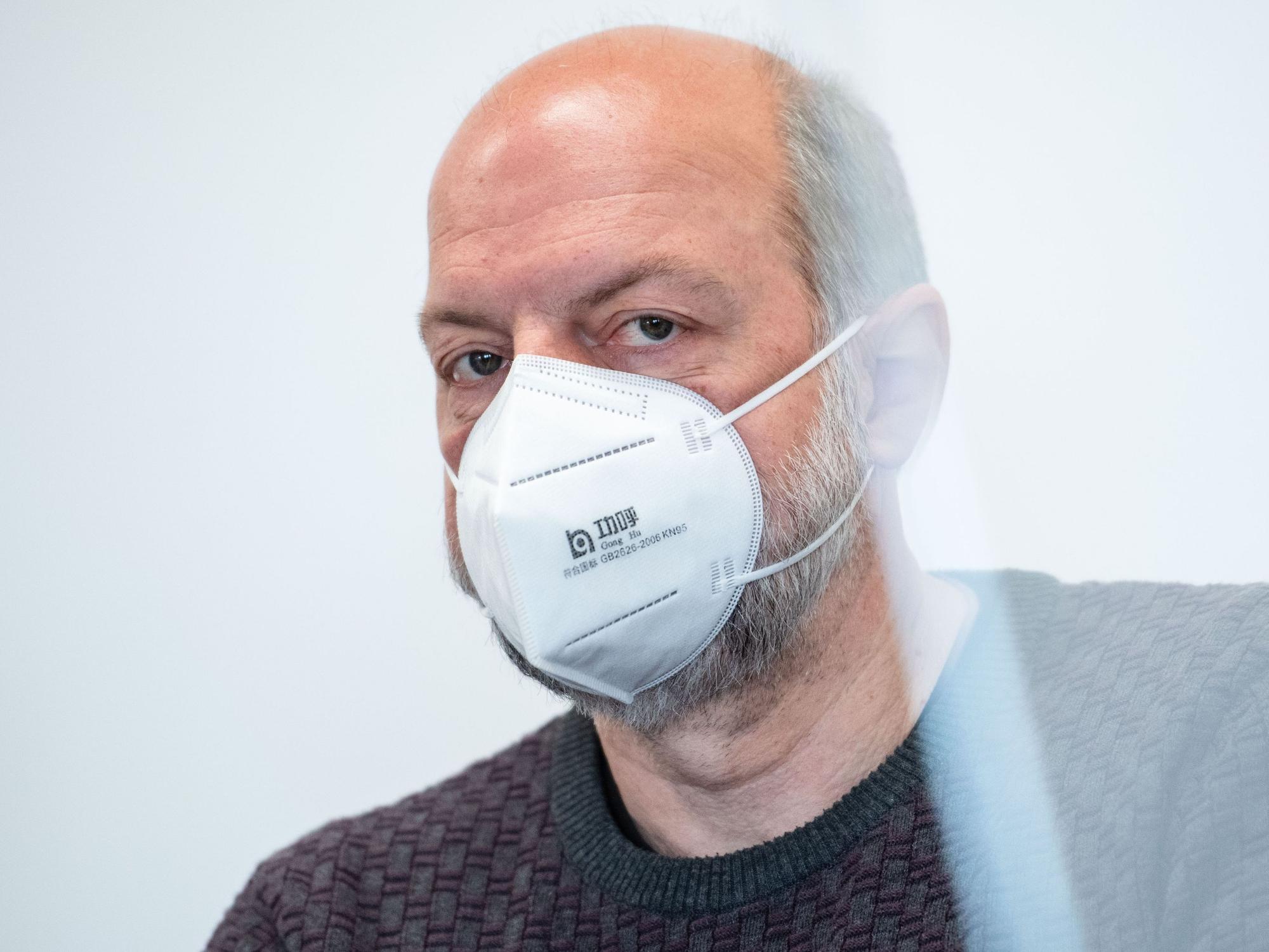 Der Angeklagte Thomas Drach sitzt im Landgericht auf der Anklagebank.