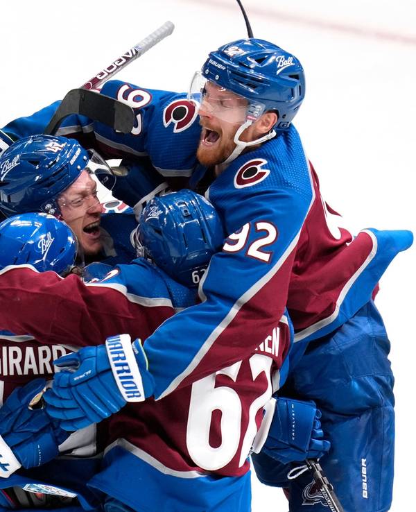 Jubel bei den Colorado Avalanche nach dem Siegtreffer in der Verlängerung gegen die St. Louis Blues am 17. Mai 2022.