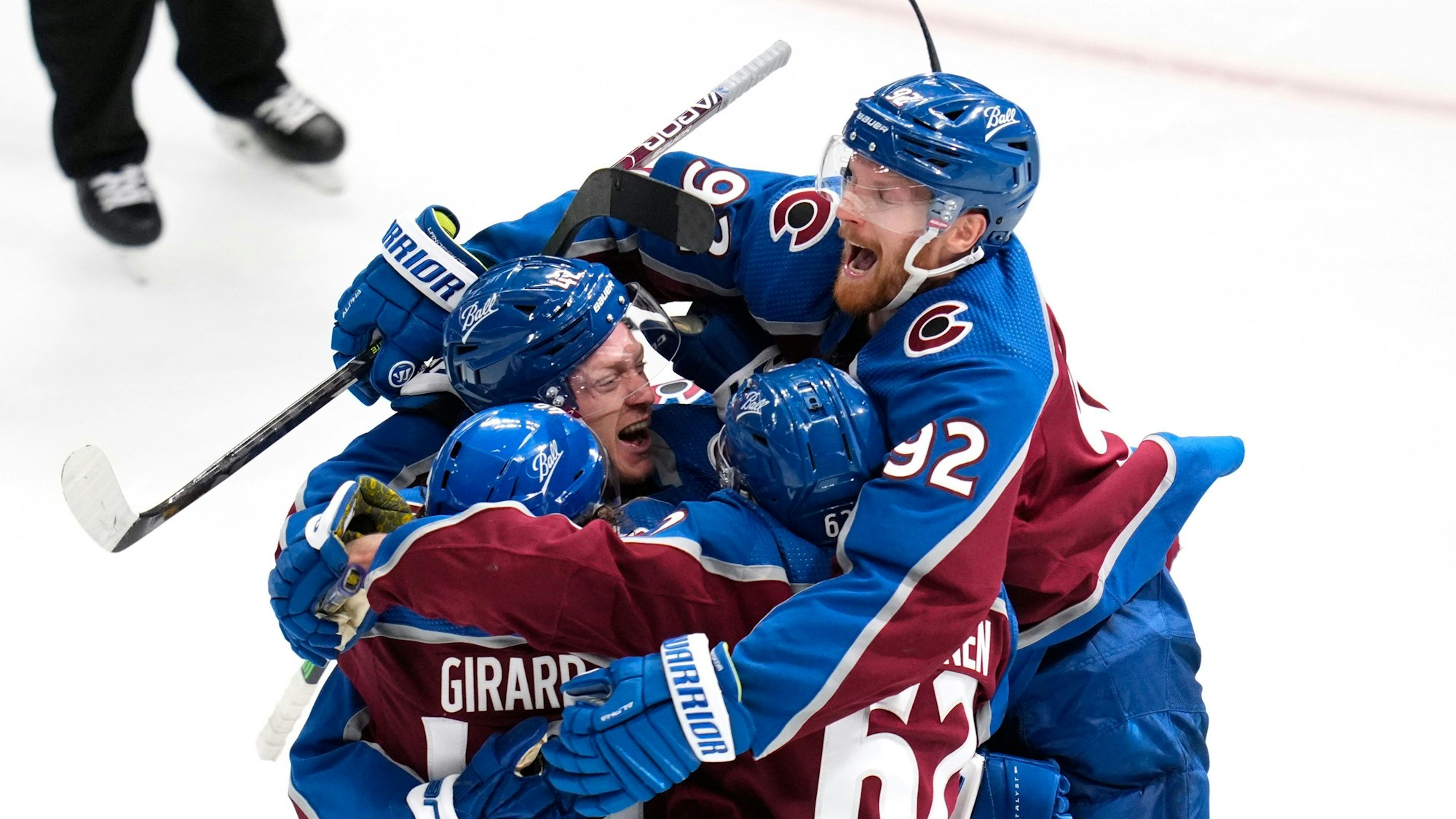 Jubel bei den Colorado Avalanche nach dem Siegtreffer in der Verlängerung gegen die St. Louis Blues am 17. Mai 2022.