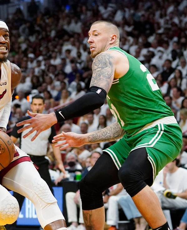 Daniel Theis (rechts) und sein Boston-Celtic-Teamkollege Derrick White am 17. Mai 2022 im ersten Spiel der NBA-Eastern-Conference-Finals gegen Jimmy Butler und den Miami Heat.