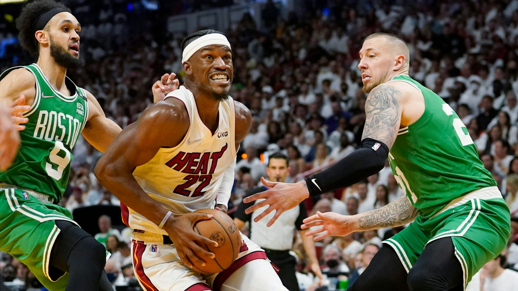 Daniel Theis (rechts) und sein Boston-Celtic-Teamkollege Derrick White am 17. Mai 2022 im ersten Spiel der NBA-Eastern-Conference-Finals gegen Jimmy Butler und den Miami Heat.