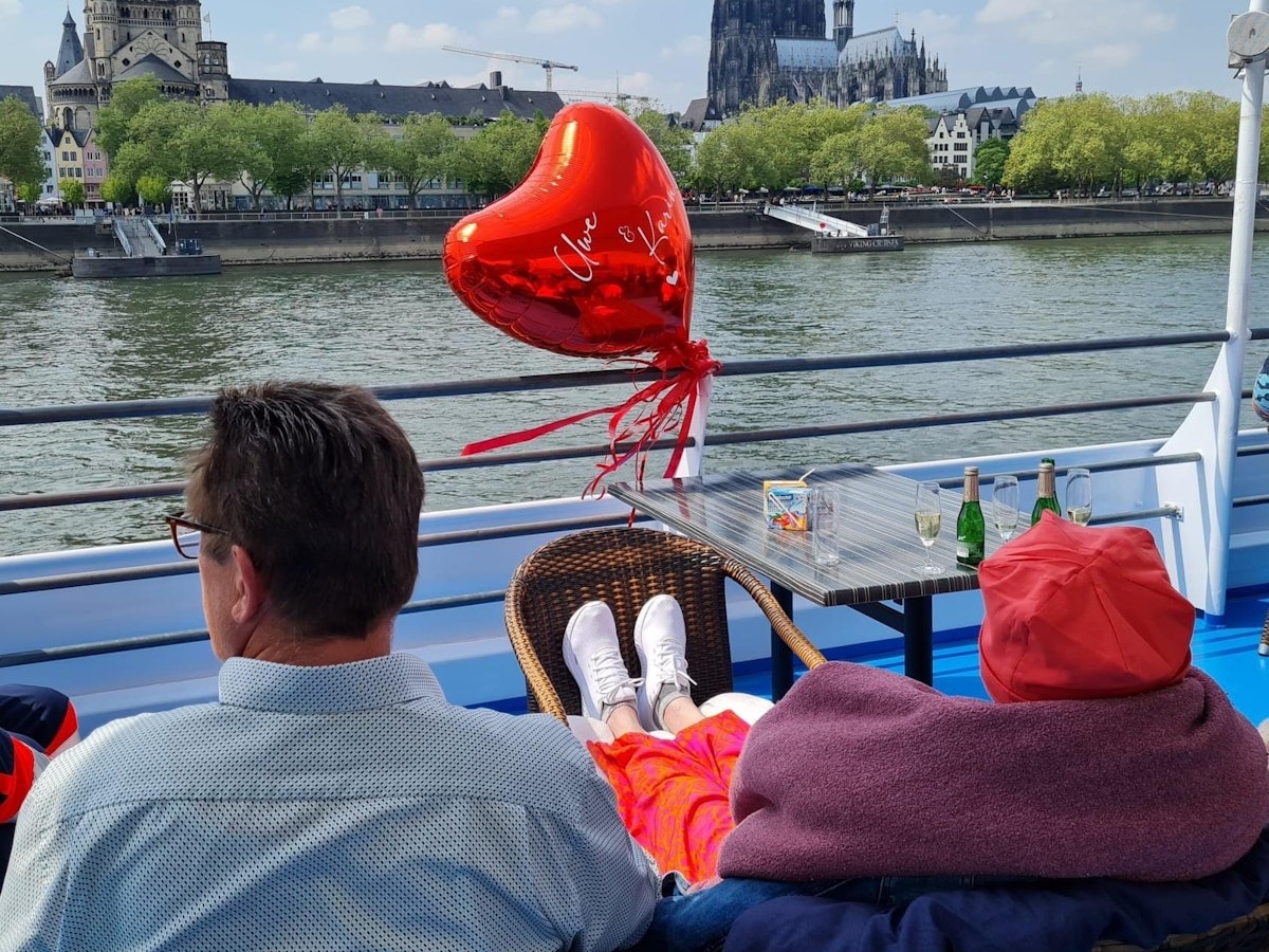 Schifffahrt am Köln-Panorama entlang