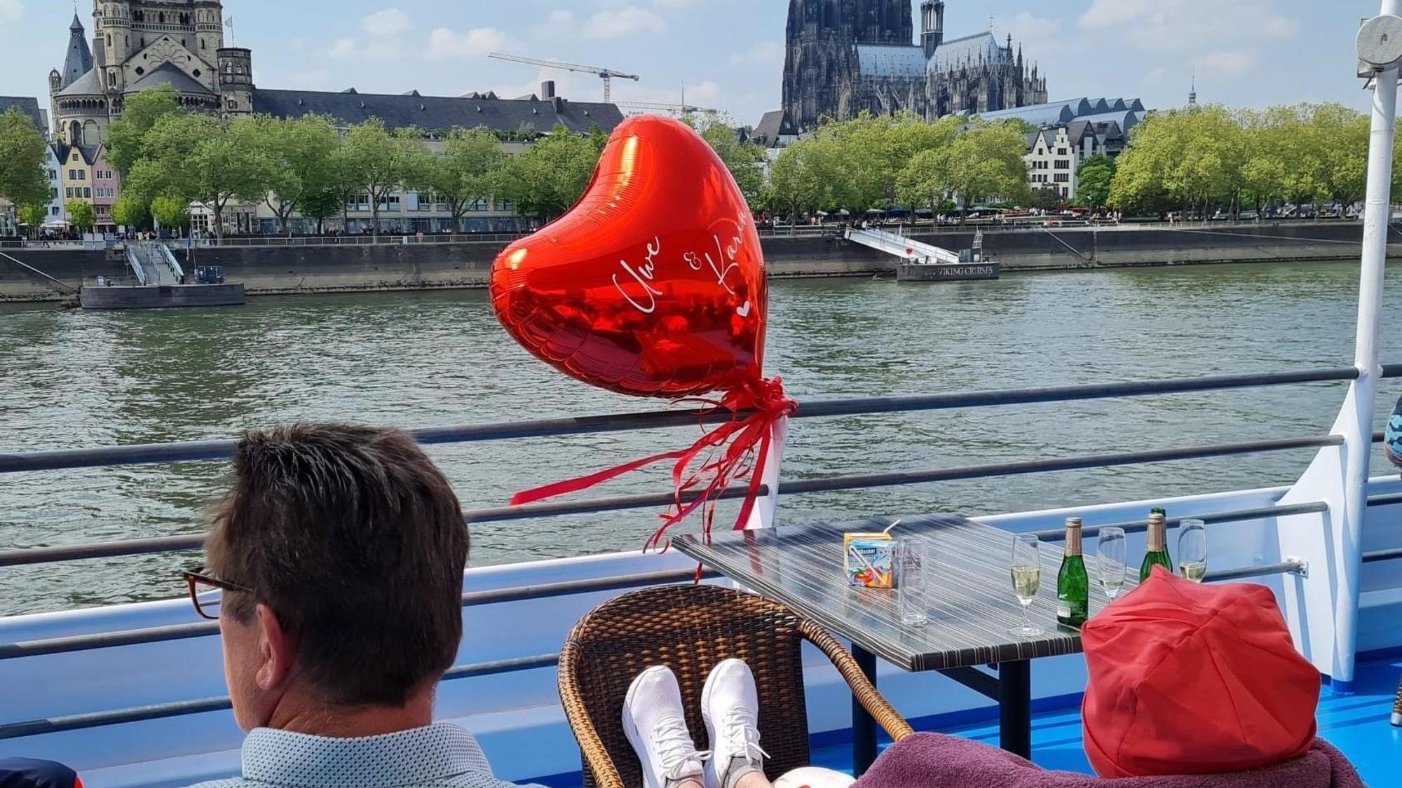 Schifffahrt am Köln-Panorama entlang