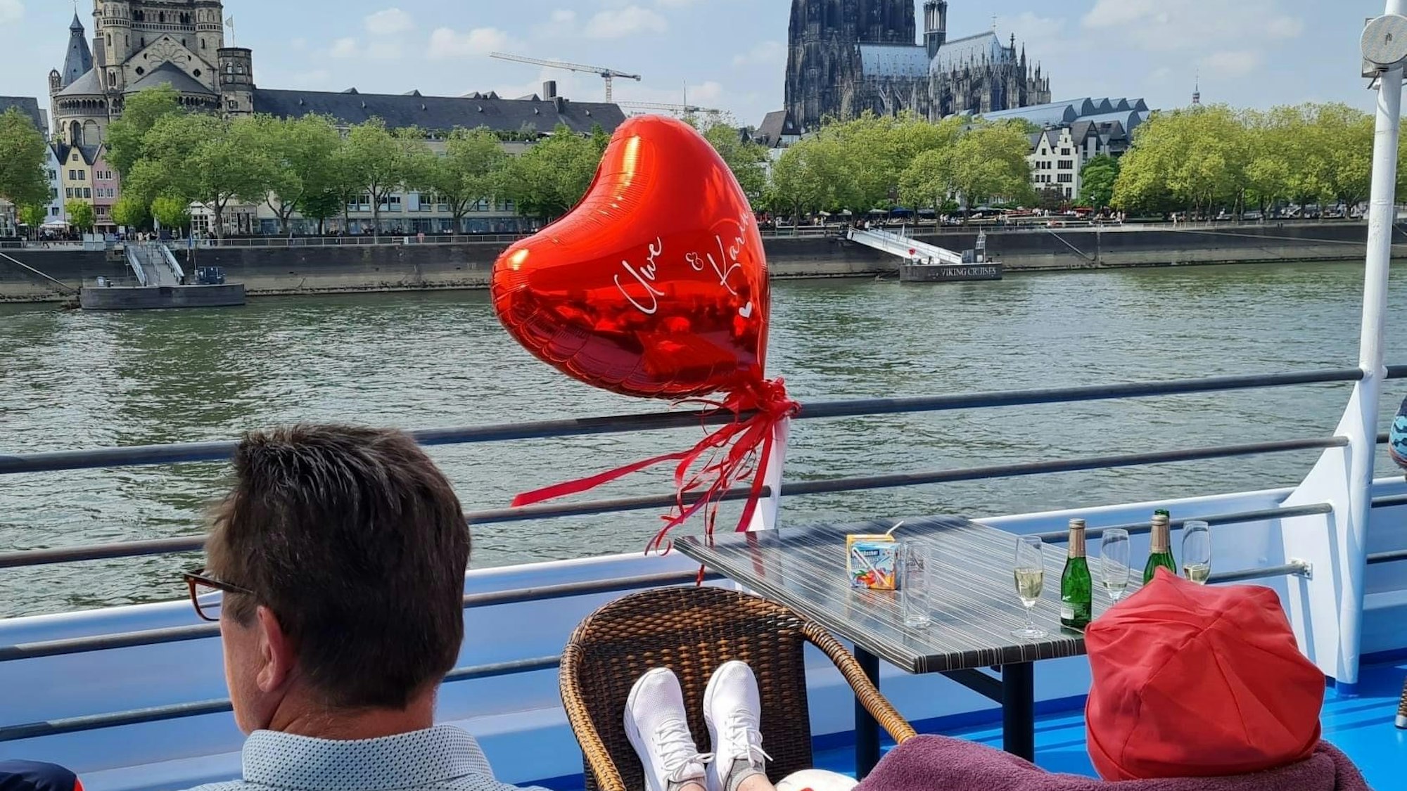 Schifffahrt am Köln-Panorama entlang