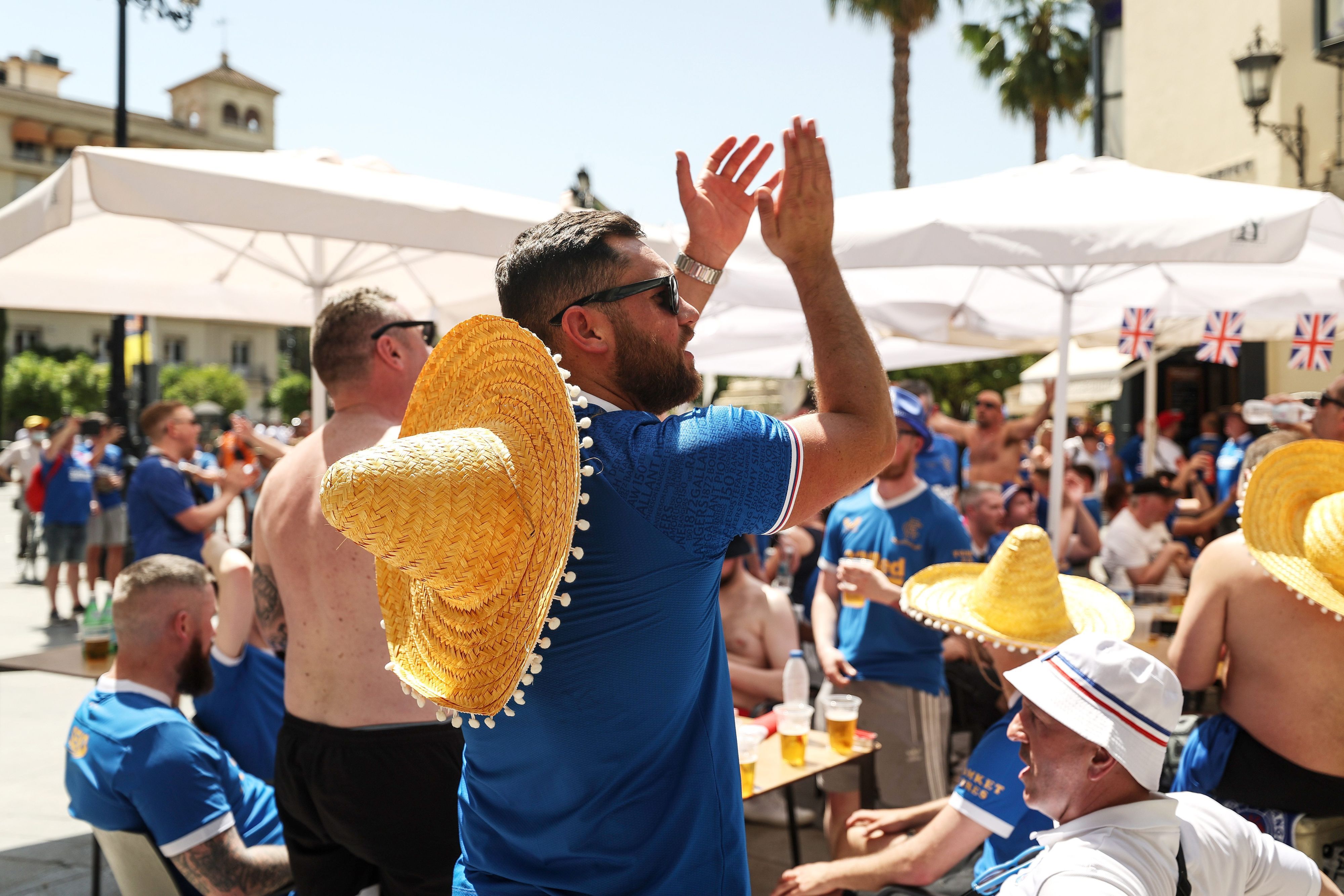 Fans der Glasgow Rangers stimmen sich in Sevilla auf das Finale der Europa League ein.