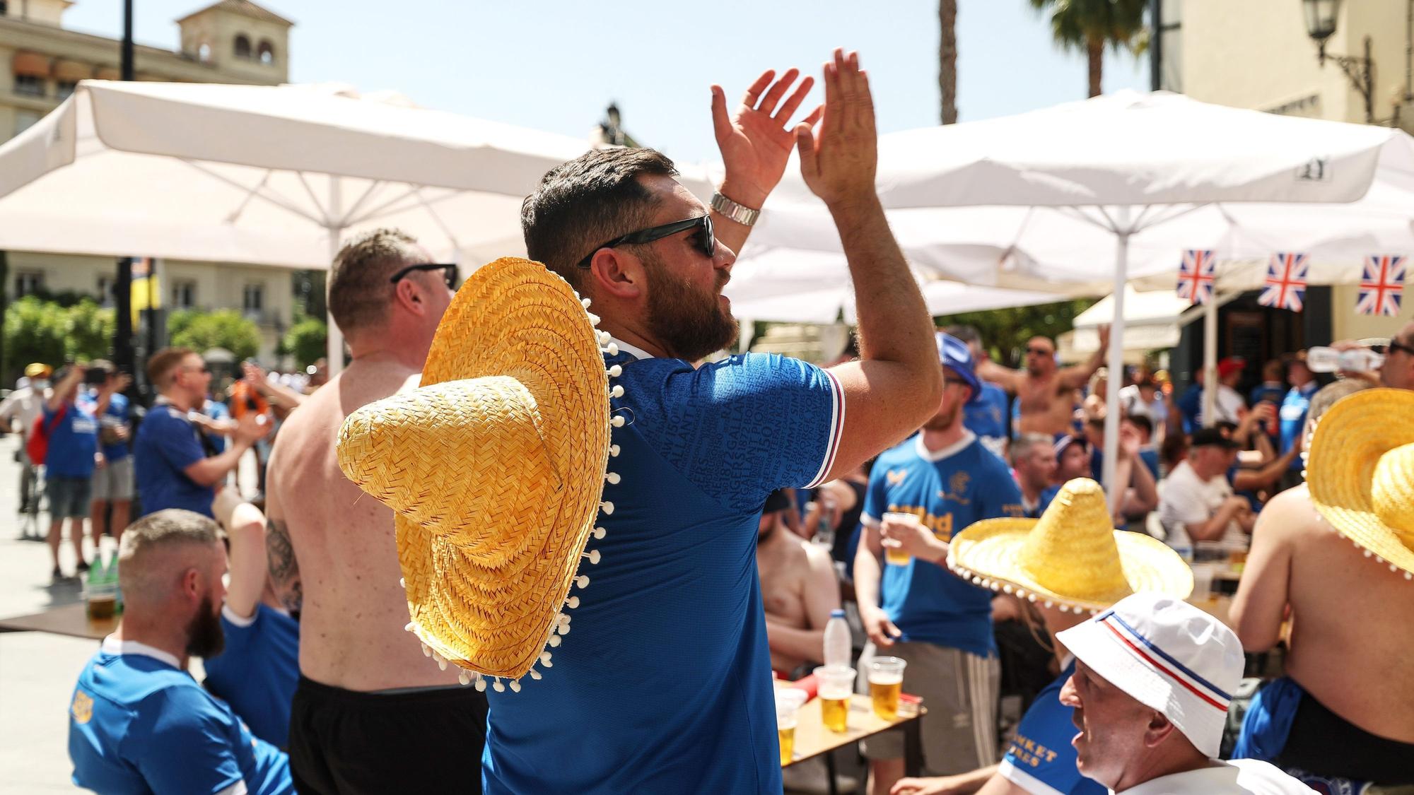 Fans der Glasgow Rangers stimmen sich in Sevilla auf das Finale der Europa League ein.