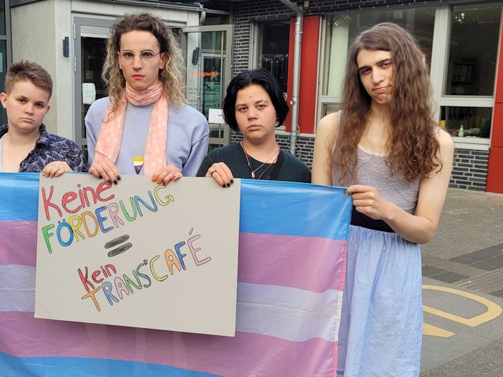 Jugendliche aus dem Zentrum anyway in Köln gucken traurig in die Kamera.