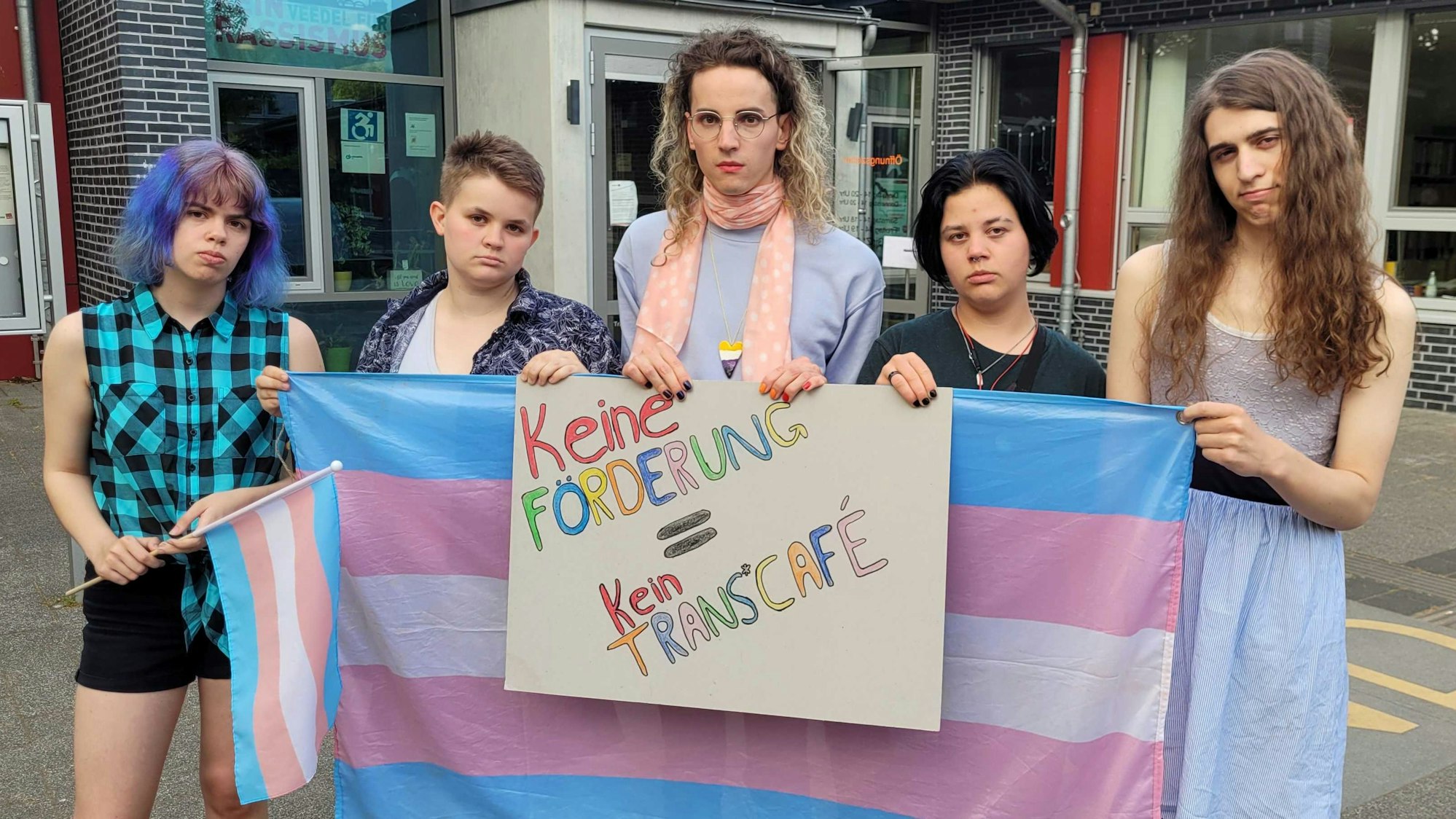 Jugendliche aus dem Zentrum anyway in Köln gucken traurig in die Kamera.