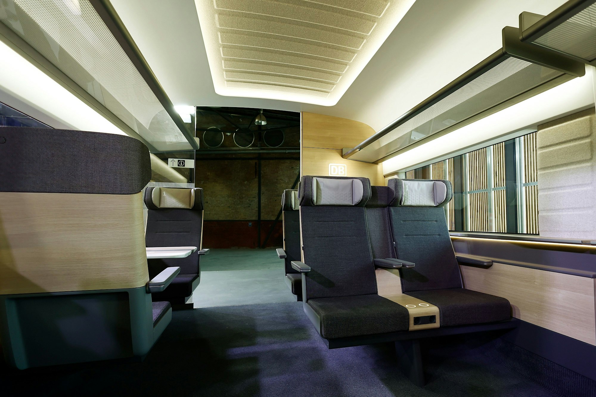 Die neuen Sitze sind bei der Präsentation am 18. Mai 2022 des neuen Designs im ICE in einem Modell zu sehen.