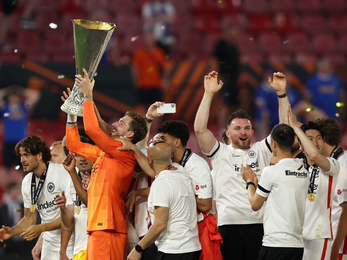 Eintracht Frankfurt feiert den Euro-Triumph mit dem Pokal der Europa League.