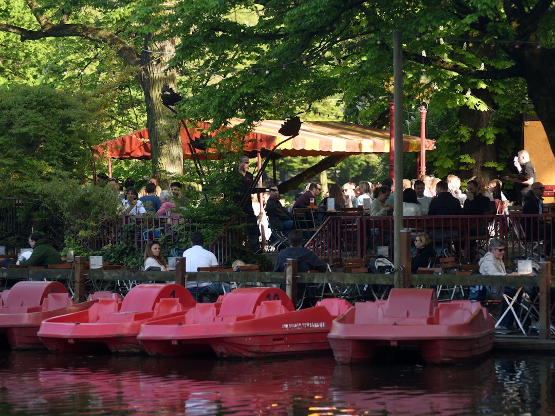 Die Temperaturen in Köln laden zu Freizeitaktivitäten ein. Doch wie teuer wird es diesen Sommer. Unser Foto zeigt den Biergarten im Kölner Volksgarten 2022.