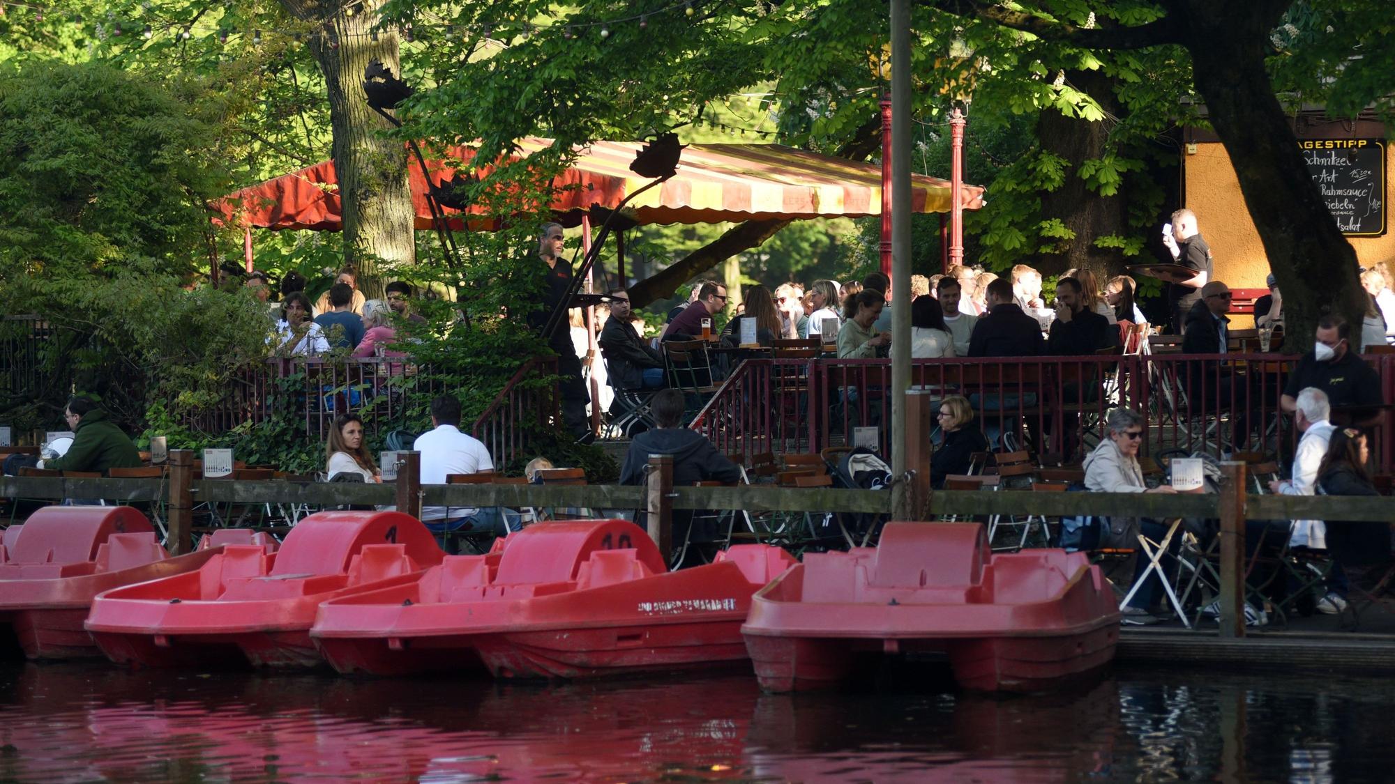 Die Temperaturen in Köln laden zu Freizeitaktivitäten ein. Doch wie teuer wird es diesen Sommer. Unser Foto zeigt den Biergarten im Kölner Volksgarten 2022.