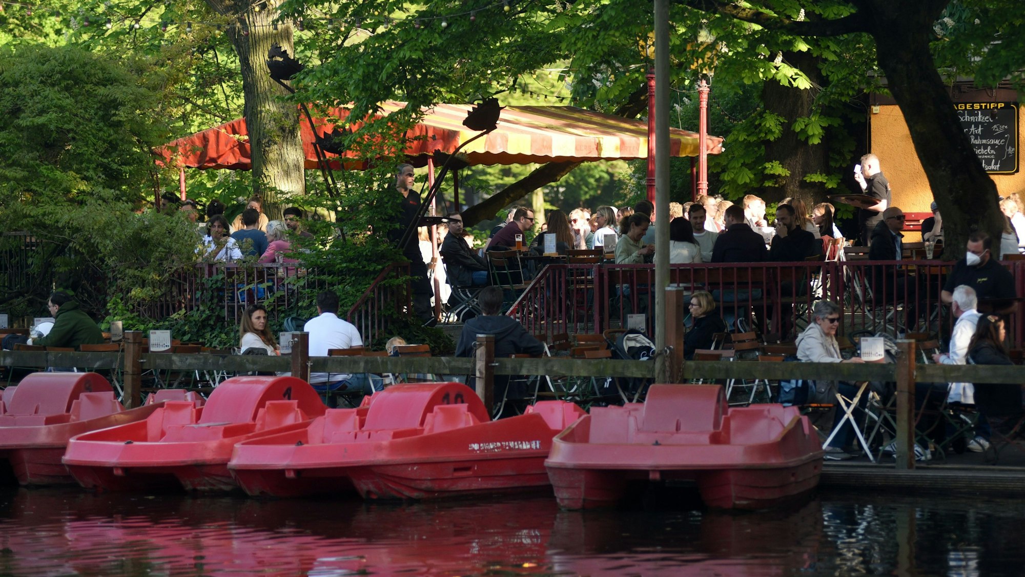Die Temperaturen in Köln laden zu Freizeitaktivitäten ein. Doch wie teuer wird es diesen Sommer. Unser Foto zeigt den Biergarten im Kölner Volksgarten 2022.
