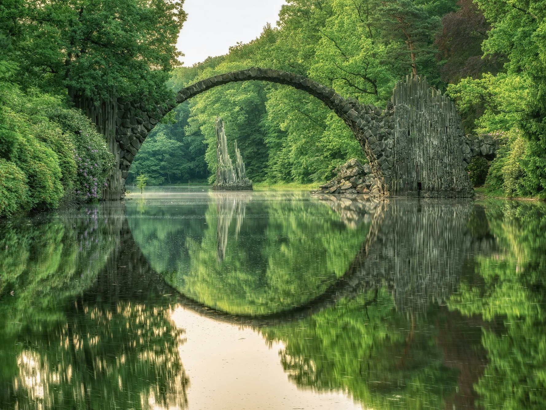 Perfekt für einen Tagesausflug in Sachsen ist auch die Rakotzbrücke im Kromlau Park.