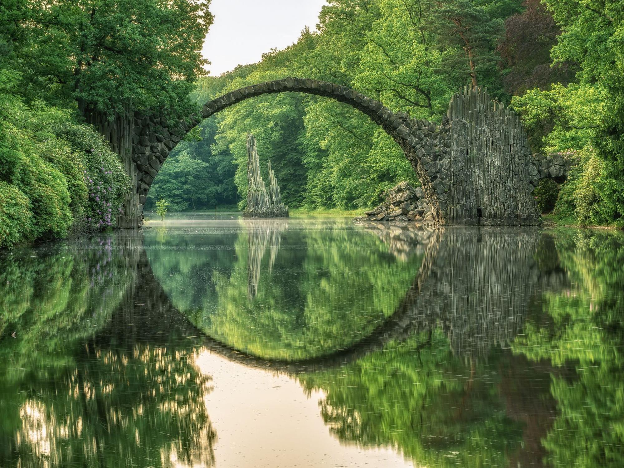 Perfekt für einen Tagesausflug in Sachsen ist auch die Rakotzbrücke im Kromlau Park.