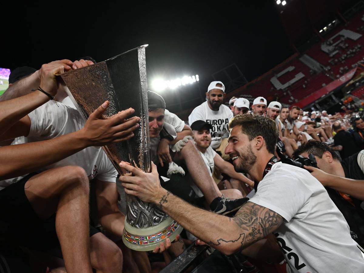 Eintracht Frankfurt feiert mit seinen Fans den Gewinn der Europa League. Hier bringt Kevin Trapp den Pokal zum SGE-Anhang.