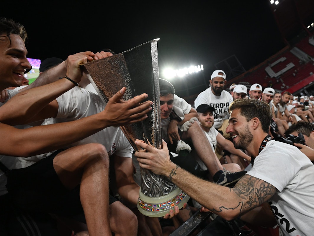 Eintracht Frankfurt feiert mit seinen Fans den Gewinn der Europa League. Hier bringt Kevin Trapp den Pokal zum SGE-Anhang.
