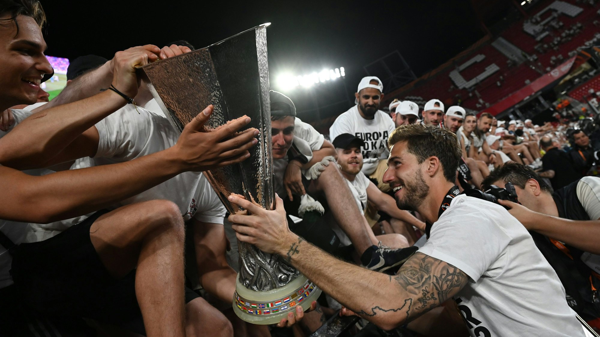 Eintracht Frankfurt feiert mit seinen Fans den Gewinn der Europa League. Hier bringt Kevin Trapp den Pokal zum SGE-Anhang.