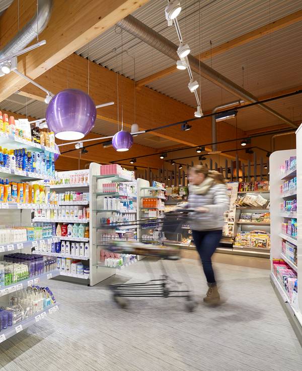 Regale im Kosmetikbereich des Supermarktes Edeka am 30. Juli 2019.